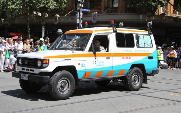 Melbourne, Avustralya - 26 Ocak 2019: Colbrow Medikal Servisi 2019 Avustralya Günü Geçidi sırasında ilk yardım aracı