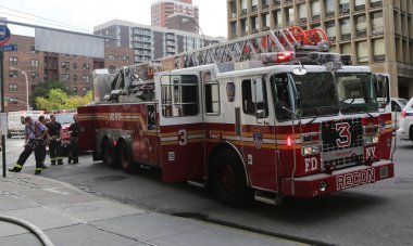 New York - 6 Ağustos 2015: Fdny Ladder 3 New York şehir merkezinde. Fdny dünyanın en büyük Ateş ve Ems sağlayıcısı.