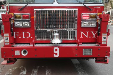 New York - 6 Ağustos 2015: Fdny Ladder 9 New York şehir merkezinde. Fdny dünyanın en büyük Ateş ve Ems sağlayıcısı.