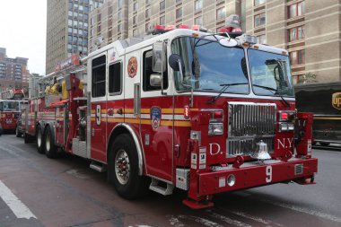 New York - 6 Ağustos 2015: Fdny Ladder 9 New York şehir merkezinde. Fdny dünyanın en büyük Ateş ve Ems sağlayıcısı.