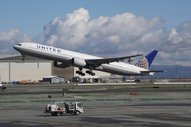 San Francisco, California - 5 Şubat 2019: United Airlines uçağı San Francisco Uluslararası Havaalanı 'ndan havalanır. 
