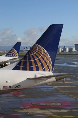 San Francisco, California - 5 Şubat 2019: United Airlines uçakları San Francisco Uluslararası Havaalanı 'ndaki Terminal 3 pistinde pistte. 