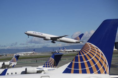 San Francisco, California - 5 Şubat 2019: United Airlines uçağı San Francisco Uluslararası Havaalanı 'ndan havalanır. 