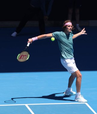 Melbourne, Avustralya - 22 Ocak 2019: Yunan profesyonel tenisçi Stefanos Tsitsipas Melbourne Park 'ta oynanan Avustralya Açık 2019 çeyrek final karşılaşmasında