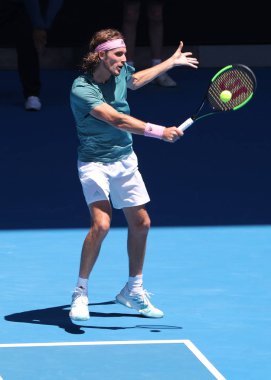 Melbourne, Avustralya - 22 Ocak 2019: Yunan profesyonel tenisçi Stefanos Tsitsipas Melbourne Park 'ta oynanan Avustralya Açık 2019 çeyrek final karşılaşmasında