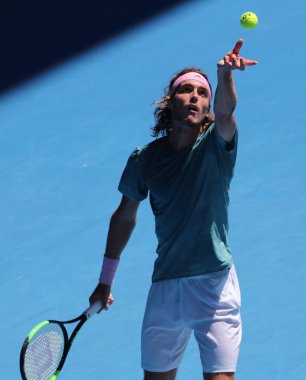 Melbourne, Avustralya - 22 Ocak 2019: Yunan profesyonel tenisçi Stefanos Tsitsipas Melbourne Park 'ta oynanan Avustralya Açık 2019 çeyrek final karşılaşmasında