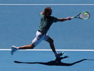 Melbourne, Avustralya - 22 Ocak 2019: Yunan profesyonel tenisçi Stefanos Tsitsipas Melbourne Park 'ta oynanan Avustralya Açık 2019 çeyrek final karşılaşmasında