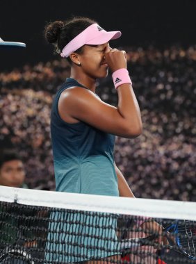 Melbourne, Avustralya - 26 Ocak 2019: Japonya Grand Slam Şampiyonu Naomi Osaka, Melbourne Park 'ta oynanan 2019 Avustralya Açık' ta Petra Kvitova ile oynadığı final maçı sonrasında zaferini kutladı.