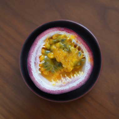 Tutku meyvesi kesilip servis edildi.