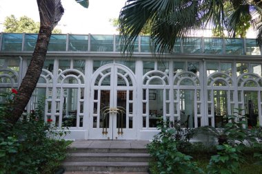 Hanoi, Vietnam - 27 Ekim 2019: Sofitel Legend Metropole Hanoi, Hanoi Eski Hanoi şehrinin kalbinde yer alan ve ödül kazanmış bir koloni ve neo-klasik lüks aile oteli. 