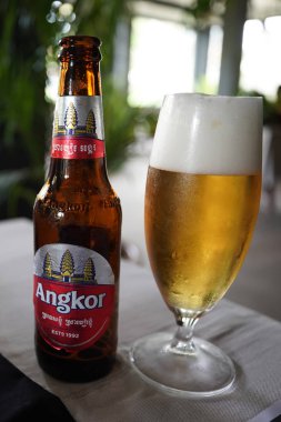 Siem Reap, Kamboçya - 5 Kasım 2019: Angkor birası Siem Reap 'teki Kamboçya restoranında servis edildi. Angkor Birası, adını Siem Reap yakınlarındaki ikonik Khmer Angkor tapınaklarından alan bir Kamboçya birasıdır.