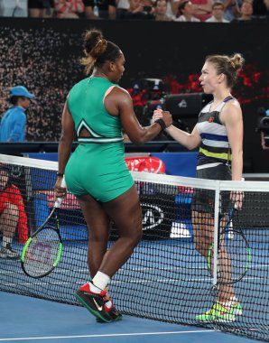 Melbourne, Avustralya - 21 Ocak 2019: Amerika Birleşik Devletleri Grand Slam Şampiyonu Serena Williams 2019 Avustralya Açık 'ta oynanan 16 rauntluk maçta kazandığı galibiyet sonrasında ağda Simona Halep' i kucakladı. 