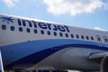 Cancun, Meksika - 30 Aralık 2017: Cancun Uluslararası Havaalanı 'nda pistte uçaklar arası uçuş 