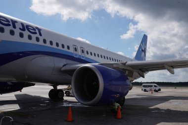 Cancun, Meksika - 30 Aralık 2017: Cancun Uluslararası Havaalanı 'nda pistte uçaklar arası uçuş 