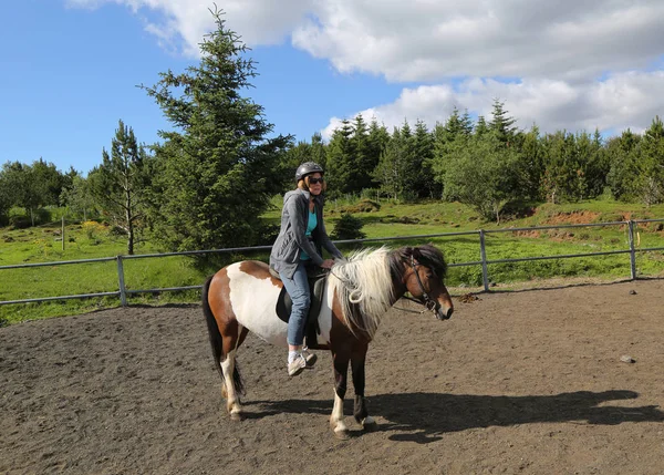 Reykjavik Iceland July 2016 Unidentified Tourist Rides Icelandic Horse Horse — ストック写真