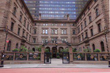New York - 8 Eylül 2019: Manhattan şehir merkezindeki Lotte New York Palace Hotel. Otelin tarihi Villard Evleri ve komşu 55 katlı modern gökdeleni de otelin binaları arasında yer alıyor.