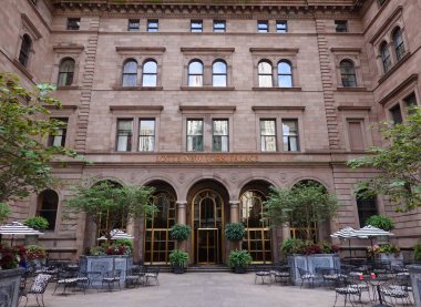 New York - 8 Eylül 2019: Manhattan şehir merkezindeki Lotte New York Palace Hotel. Otelin tarihi Villard Evleri ve komşu 55 katlı modern gökdeleni de otelin binaları arasında yer alıyor.