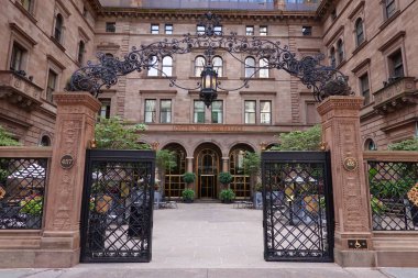 New York - 8 Eylül 2019: Manhattan şehir merkezindeki Lotte New York Palace Hotel. Otelin tarihi Villard Evleri ve komşu 55 katlı modern gökdeleni de otelin binaları arasında yer alıyor.