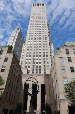 New York City - 8 Eylül 2019: Manhattan şehir merkezindeki Rockefeller Center. 1939 yılında Rockefeller ailesi tarafından inşa edilmiş ve 1987 yılında Ulusal Tarihi eser ilan edilmiştir.