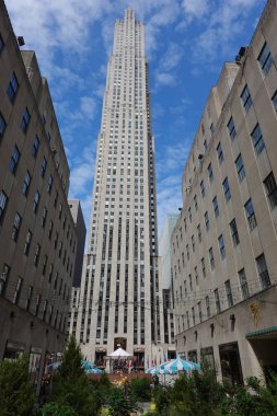 New York City - 8 Eylül 2019: Manhattan şehir merkezindeki Rockefeller Center. 1939 yılında Rockefeller ailesi tarafından inşa edilmiş ve 1987 yılında Ulusal Tarihi eser ilan edilmiştir.