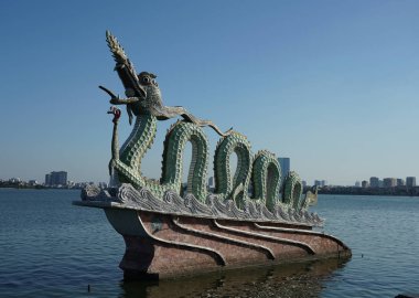 Hanoi, Vietnam - 30 Ekim 2019 Hanoi 'deki West Lake Dragons heykeli. Thang Long-Hanoi 'nin 1000' inci yıldönümünde Vietnam Guinness rekorunu kıran ejderhalar. 
