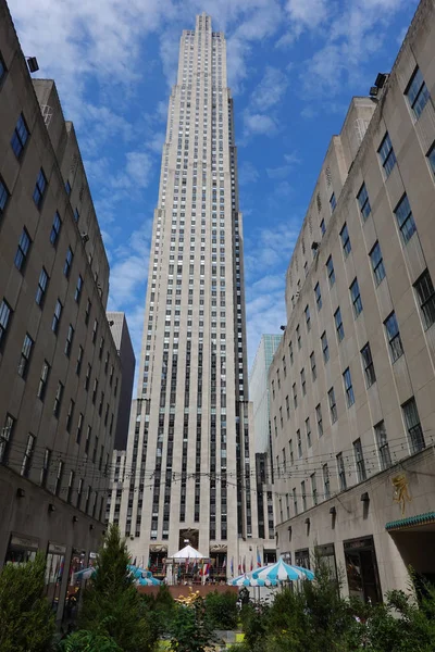 New York City - 8 Eylül 2019: Manhattan şehir merkezindeki Rockefeller Center. 1939 yılında Rockefeller ailesi tarafından inşa edilmiş ve 1987 yılında Ulusal Tarihi eser ilan edilmiştir.