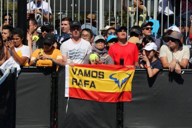 Melbourne, Avustralya - 22 Ocak 2019: Rafael Nadal taraftarları, Melbourne Park 'ta düzenlenen 2019 Avustralya Açık turnuvası için 17 kez Grand Slam şampiyonu Rafael Nadal' dan sonra imza bekliyor. 