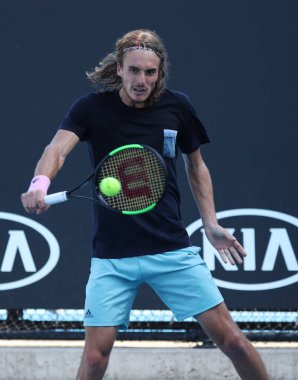 Melbourne, Avustralya - 22 Ocak 2019: Yunan profesyonel tenisçi Stefanos Tsitsipas Melbourne Park 'ta düzenlenen 2019 Avustralya Açık turnuvası için antrenman yapıyor 