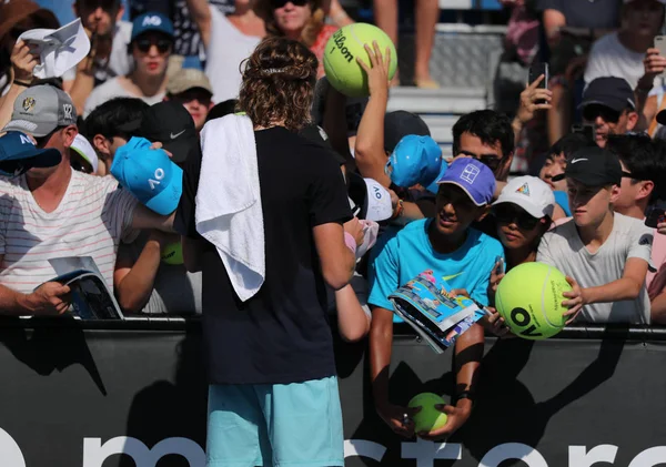 Melbourne Australia January 2019 希腊职业网球选手Stefanos Tsitsipas在澳大利亚墨尔本公园2019年公开赛的练习结束后签名 — 图库照片