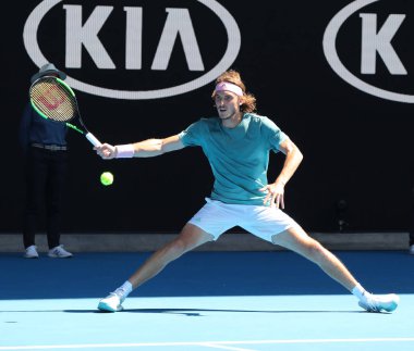 MELBOURNE, AUSTRALIA - 21 Ocak 2019: Yunan profesyonel tenisçi Stefanos Tsitsipas, Melbourne Park 'ta oynanan 2019 Avustralya Açık' ta oynanan çeyrek final karşılaşmasında