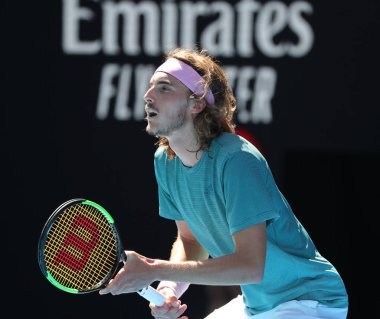 MELBOURNE, AUSTRALIA - 21 Ocak 2019: Yunan profesyonel tenisçi Stefanos Tsitsipas, Melbourne Park 'ta oynanan 2019 Avustralya Açık' ta oynanan çeyrek final karşılaşmasında
