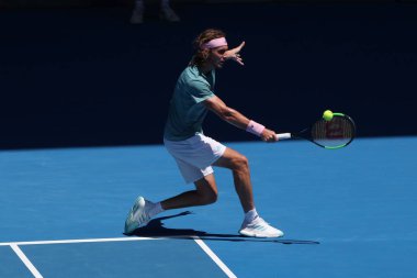 MELBOURNE, AUSTRALIA - 21 Ocak 2019: Yunan profesyonel tenisçi Stefanos Tsitsipas, Melbourne Park 'ta oynanan 2019 Avustralya Açık' ta oynanan çeyrek final karşılaşmasında