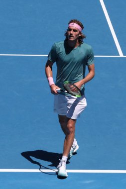MELBOURNE, AUSTRALIA - 21 Ocak 2019: Yunan profesyonel tenisçi Stefanos Tsitsipas, Melbourne Park 'ta oynanan 2019 Avustralya Açık' ta oynanan çeyrek final karşılaşmasında
