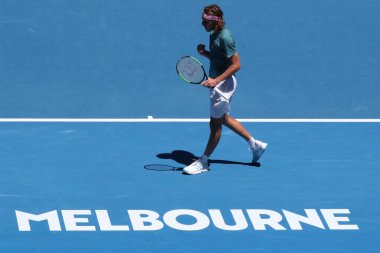 MELBOURNE, AUSTRALIA - 21 Ocak 2019: Yunan profesyonel tenisçi Stefanos Tsitsipas, Melbourne Park 'ta oynanan 2019 Avustralya Açık' ta oynanan çeyrek final karşılaşmasında