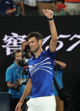 Melbourne, Avustralya - Ocak 25, zamanında 2019:14 Grand Slam şampiyonu Novak Djokovic 2019 Avustralya Açık Melbourne Park onun yarı final maçı sonrası zafer kutluyor