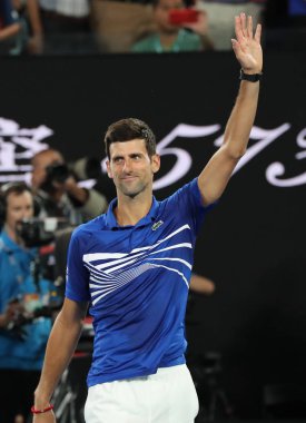 Melbourne, Avustralya - Ocak 25, zamanında 2019:14 Grand Slam şampiyonu Novak Djokovic 2019 Avustralya Açık Melbourne Park onun yarı final maçı sonrası zafer kutluyor
