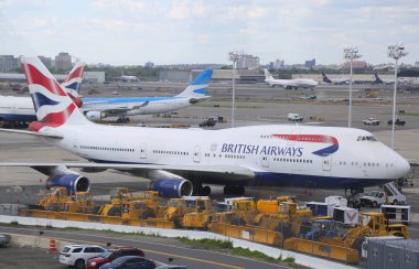 New York - 16 Mayıs 2019: British Airways Boeing 747 uçağı Jfk Uluslararası Havaalanı 'nda pistte. JFK, 4 pisti ve 8 terminali olan dünyanın en büyük havaalanlarından biridir.