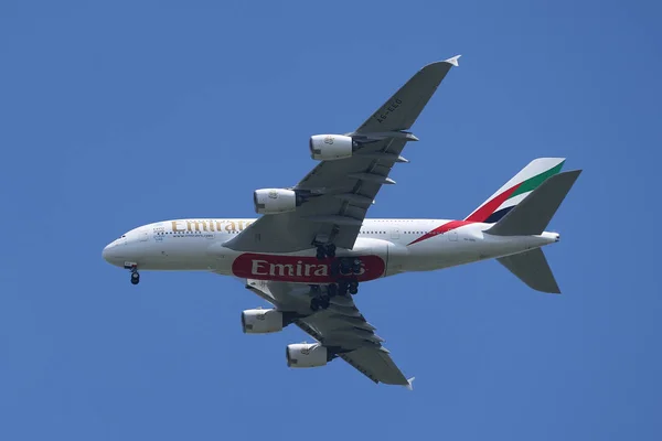 New York July 2017 Emirates Airlines Airbus A380 Descends Landing — Stock Photo, Image