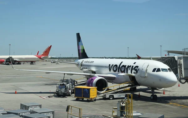 Nowy Jork Lipca 2018 Samolot Volaris Airlines Pasie Startowym Terminalu — Zdjęcie stockowe