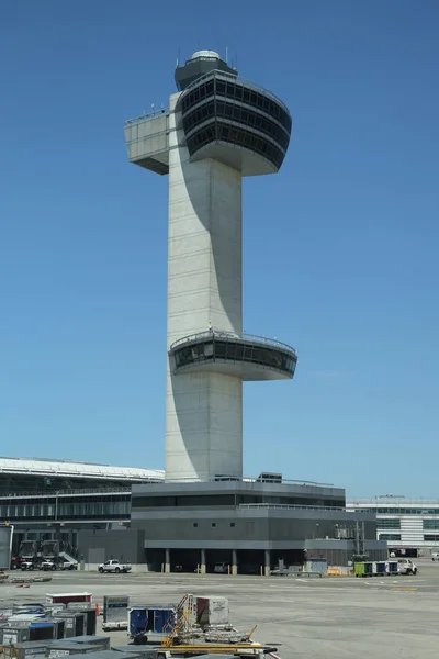 2018年7月8日 Jfk国际机场的空中交通管制塔 Jfk是世界上最大的机场之一 有4条跑道和8个候机楼 — 图库照片