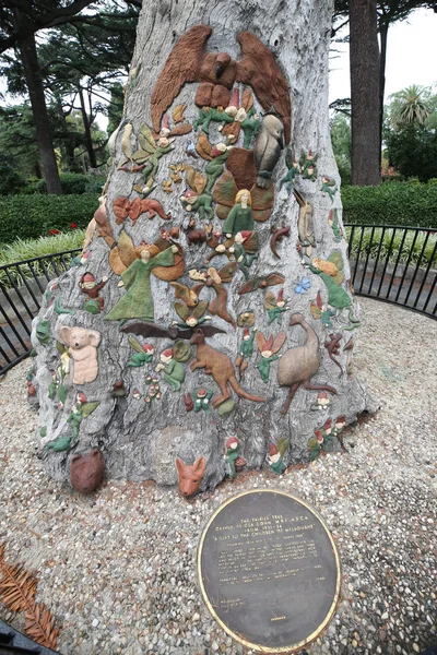 澳大利亚墨尔本 2019年1月23日 澳大利亚墨尔本菲茨罗伊花园中由奥拉 科恩雕刻的仙女树 — 图库照片