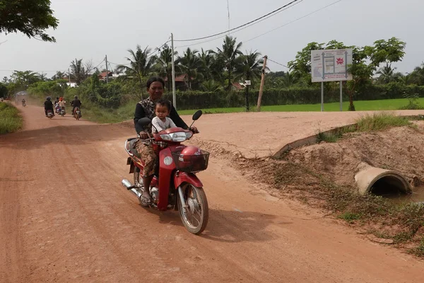 Siem Reap Cambodia November 2019 Mother Child Riding Motorbike Country — ストック写真