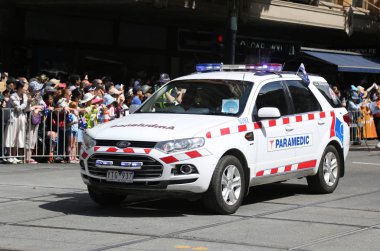 Melbourne, Avustralya - 26 Ocak 2019: Melbourne 'da 2019 Avustralya Günü Geçidi sırasında sağlık görevlilerinin arabası