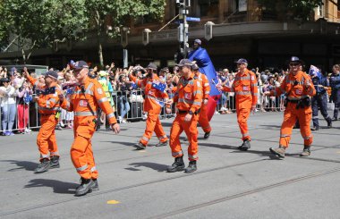Melbourne, Avustralya - 26 Ocak 2019: Melbourne 'da 2019 Avustralya Günü Geçidi sırasında yürüyen Devlet Acil Durum Hizmetleri (Sesler) kurtarma görevlileri