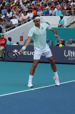 Miami Gardens, Florida - 27 Mart 2019: Grand Slam şampiyonu Roger Federer İsviçre onun turda 2019 açık Miami Miami Gardens, Florida Hard Rock Stadyumu'nda 16 maçın başında