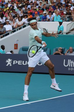 Miami Gardens, Florida - 27 Mart 2019: Grand Slam şampiyonu Roger Federer İsviçre onun turda 2019 açık Miami Miami Gardens, Florida Hard Rock Stadyumu'nda 16 maçın başında