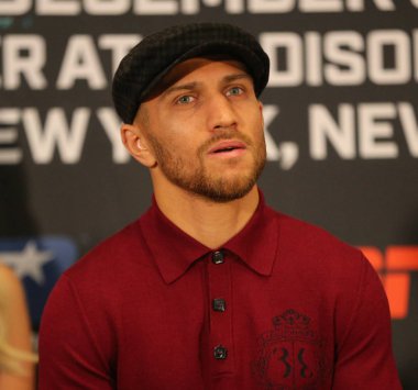 New York - 6 Aralık 2018: Hafif dünya şampiyonu boksör Vasili Lomachenko New York Madison Square Garden'da Jose Pedraza karşı başlık birleşme mücadele önce son basın toplantısında