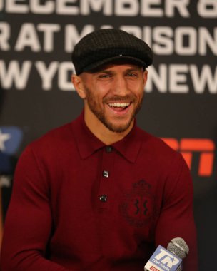 New York - 6 Aralık 2018: Hafif dünya şampiyonu boksör Vasili Lomachenko New York Madison Square Garden'da Jose Pedraza karşı başlık birleşme mücadele önce son basın toplantısında
