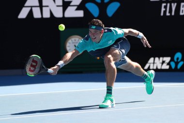 Melbourne, Avustralya - 22 Ocak 2019: Kanadalı profesyonel tenisçi Milos Raonic Melbourne Park 'ta oynanan Avustralya Açık 2019 çeyrek final karşılaşmasında