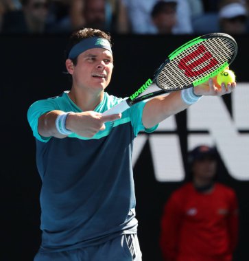 Melbourne, Avustralya - 22 Ocak 2019: Kanadalı profesyonel tenisçi Milos Raonic Melbourne Park 'ta oynanan Avustralya Açık 2019 çeyrek final karşılaşmasında